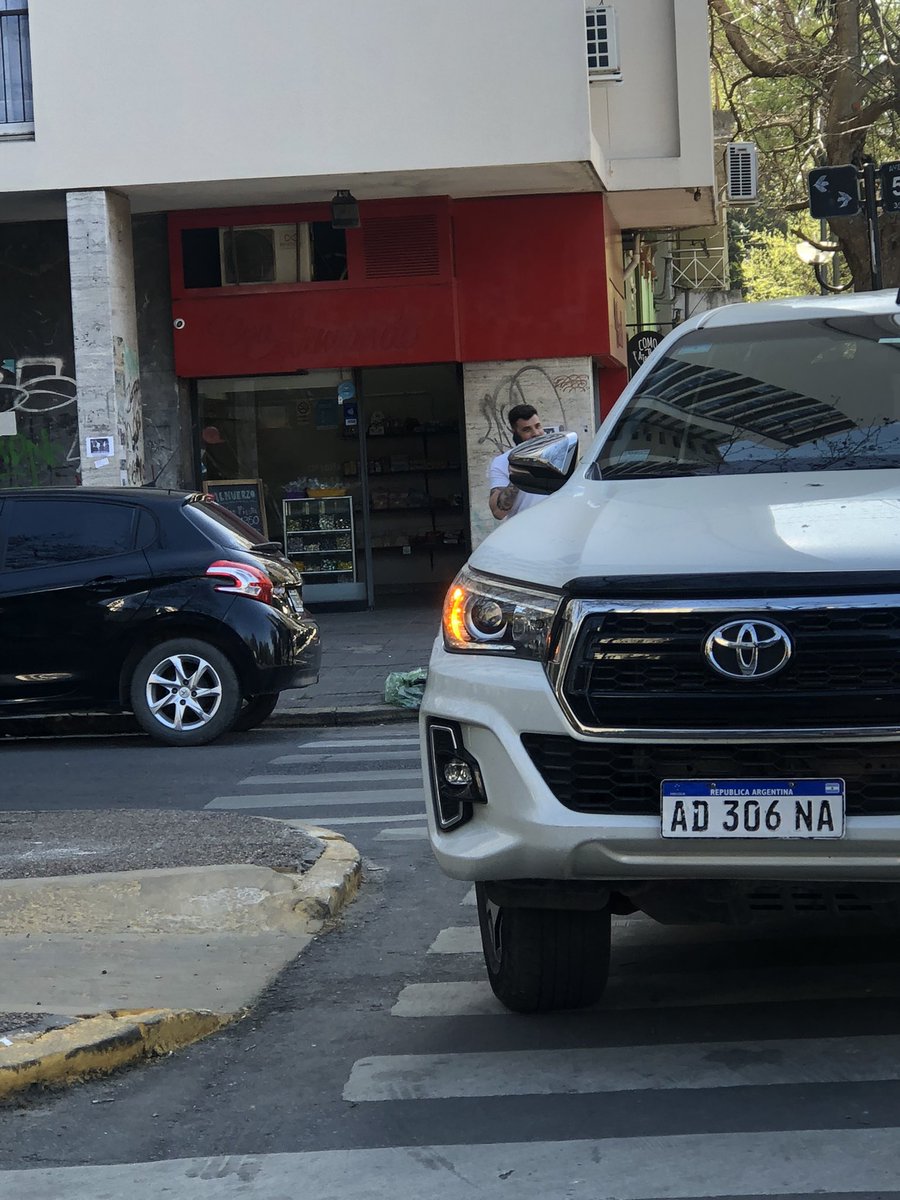 Anttoniola's tweet photo. @MunicipalidadLP @TransitoLP @JulioGarro POR GENTE COMO ESTA MALA PERSONA LA GENTE DE MOVILIDAD REDUCIDA NO TIENE OPCIONES. Ahí está la patente la cara del pibe y la foto espero le hagan la multa que corresponde #rampas #discapacidad #transito #laplata https://t.co/dSarXA2IN4