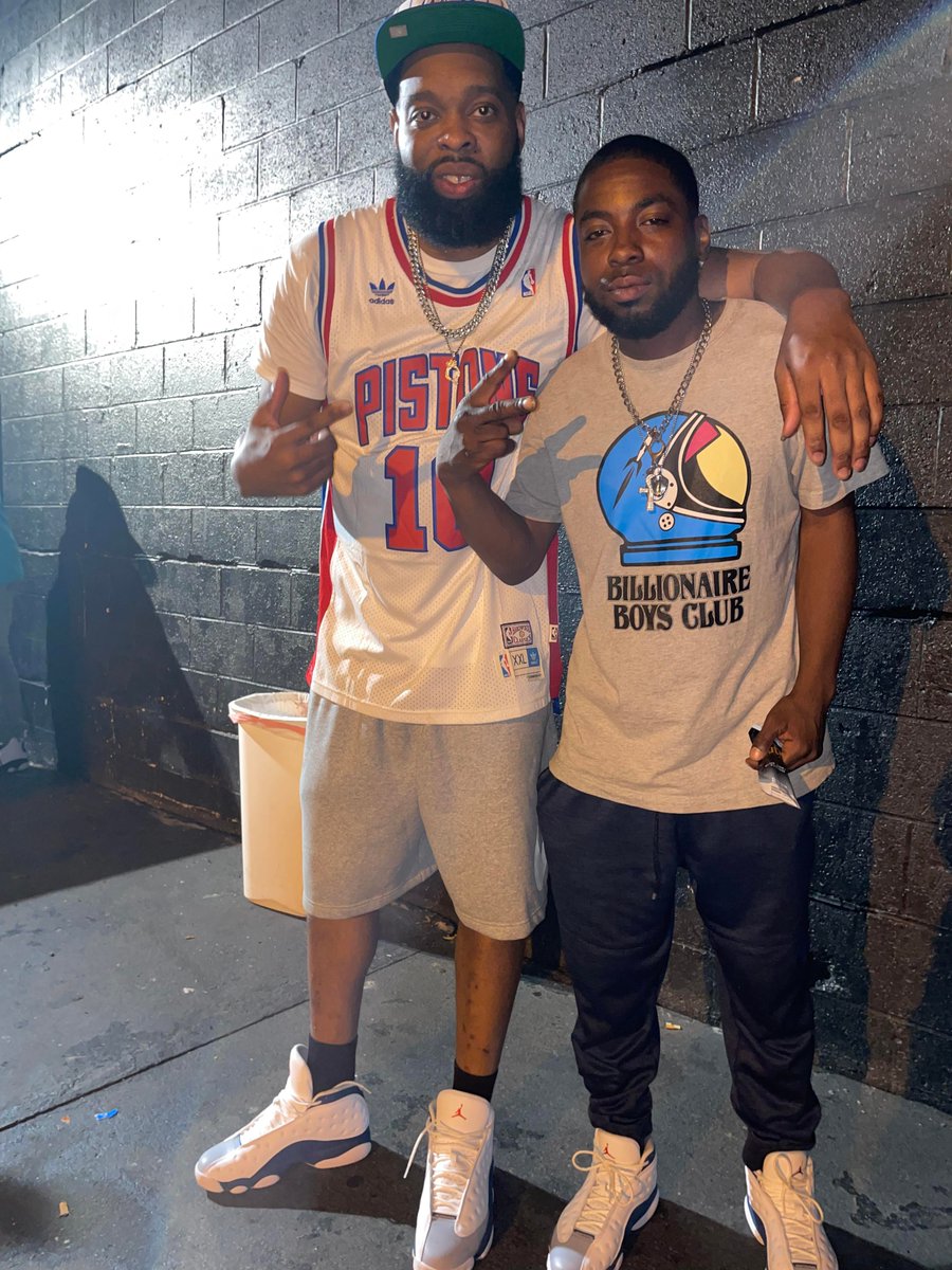 MilliTheMac's tweet photo. Stepped out with my bro Q-Mack #khensukeku #StayWavystarseeds #636Gawds #spirituality #magick #knowthyself #wellbeingwarrior #kekukinesis #flintmichigan #ootd #airjordan #purplejeans #airjordan13 #retro13 #complexkicks #highsnobiety #soletoday #sneakerfiles #kotd #kicksoftheday https://t.co/BIpOWGExHy