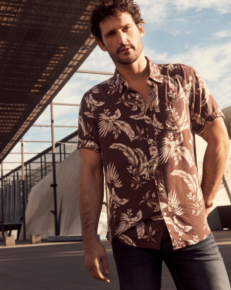 thefashionisto's tweet photo. #SamWebb Models Casual Style for #JustJeans https://t.co/jMRkdw32Gx https://t.co/FOjg1FGoni