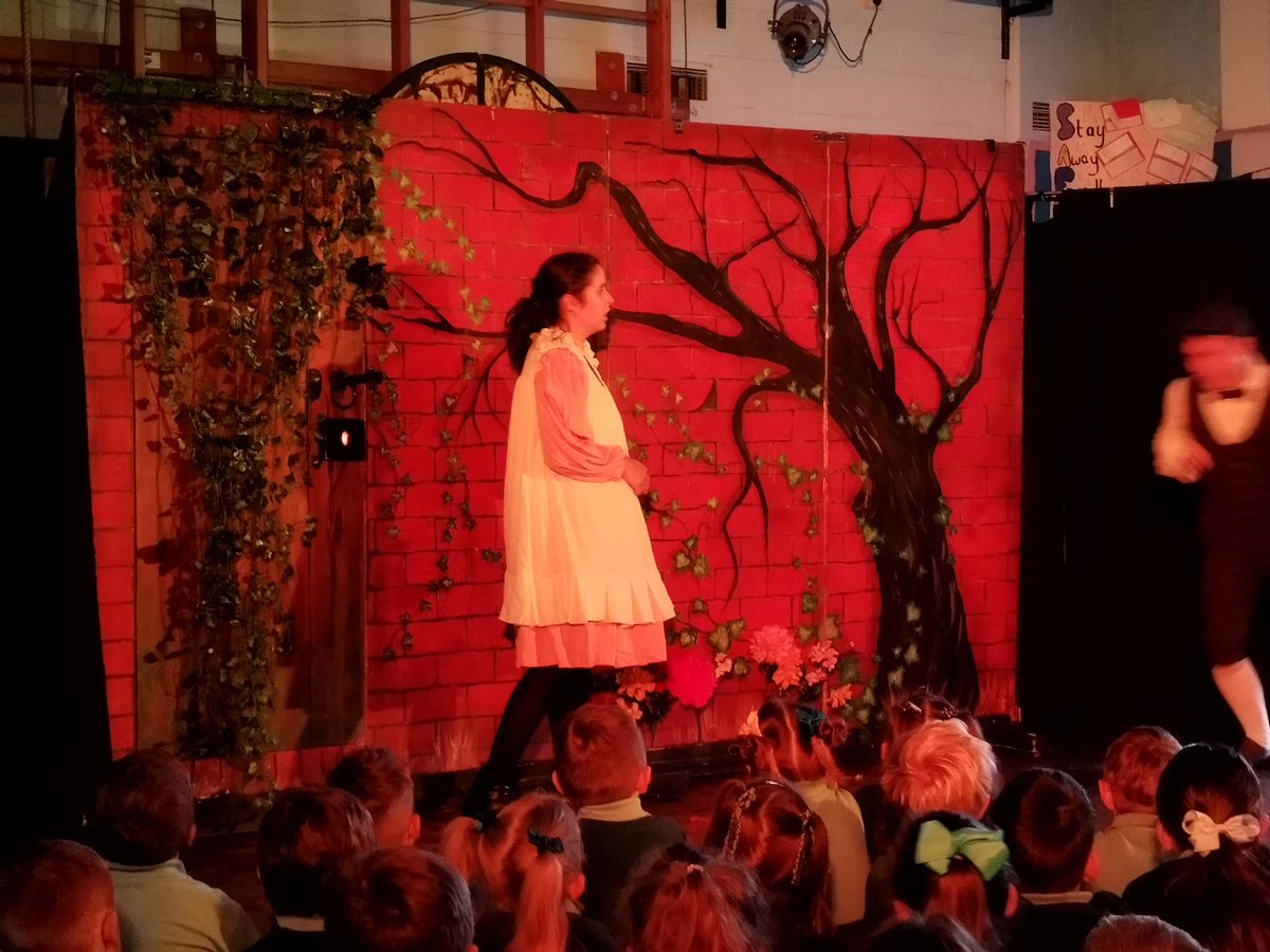 penarlag_cp's tweet photo. We had a great start to the school year with a theatre company in school today performing The Secret Garden. https://t.co/hxgKKaq5ta