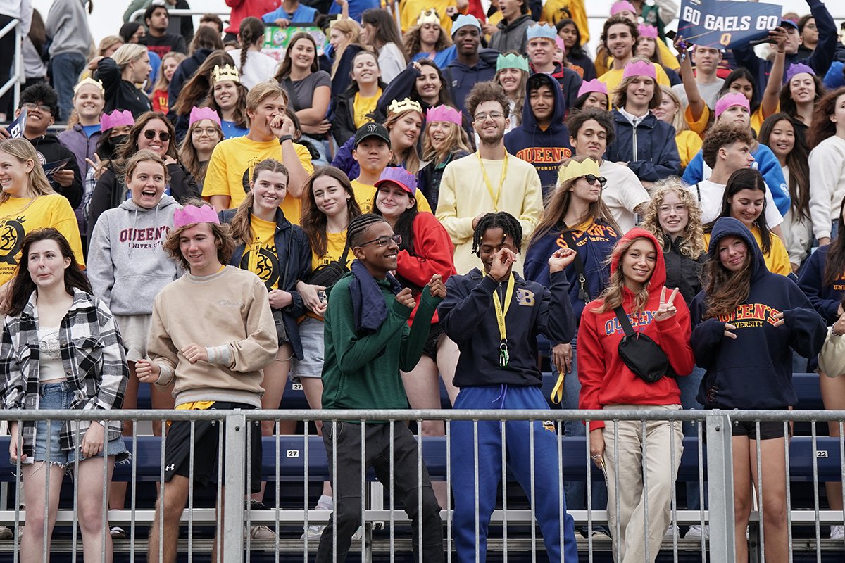 New students at #queensu took part in the Tricolour Parade and Welcome on Sunday, marching to Richardson Stadium to hear from student leaders and Principal Patrick Deane, and learn such Queen’s standards as the Oil Thigh and how to cheer ‘Cha Gheill!’.
queensu.ca/gazette/storie…