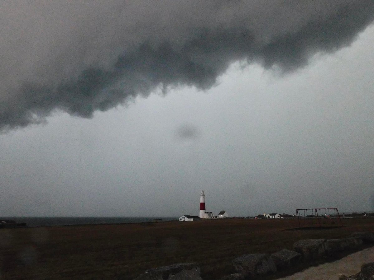 Amazing pictures of the storm approaching Dorset

Photos from #billwatch on The Isle of Portland

#dorset #storm #clouds