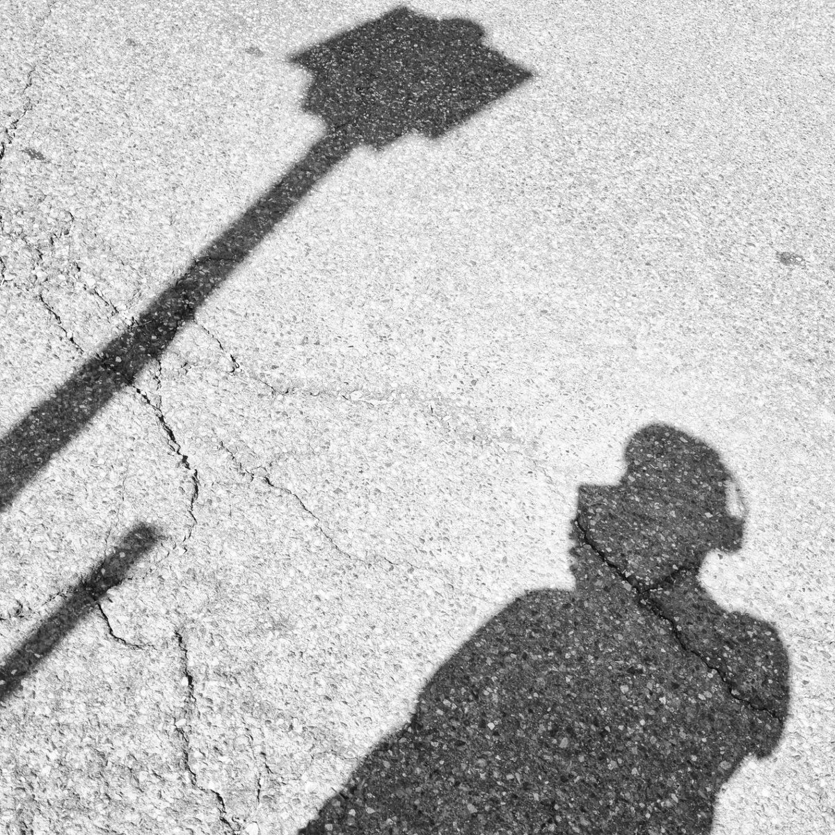 jecbosch14's tweet photo. Aquest migdia, fent proves amb la meva ombra i diversos fanals del carrer 😉😆😎
#passejant #dilluns #migdia #proves #ombres #mimateix #fanals #asfalt #lamassana #andorra #andorrabloggers #andorralovers #andorraturisme #andorramountains #blackandwhite #blackandwhitephotography https://t.co/tcQuOj2OzU