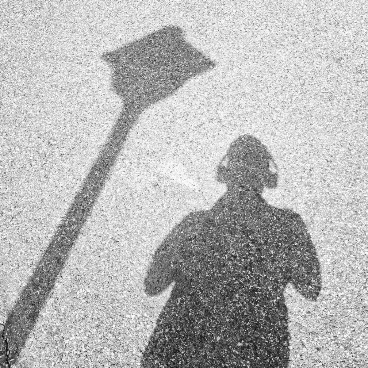 jecbosch14's tweet photo. Aquest migdia, fent proves amb la meva ombra i diversos fanals del carrer 😉😆😎
#passejant #dilluns #migdia #proves #ombres #mimateix #fanals #asfalt #lamassana #andorra #andorrabloggers #andorralovers #andorraturisme #andorramountains #blackandwhite #blackandwhitephotography https://t.co/tcQuOj2OzU