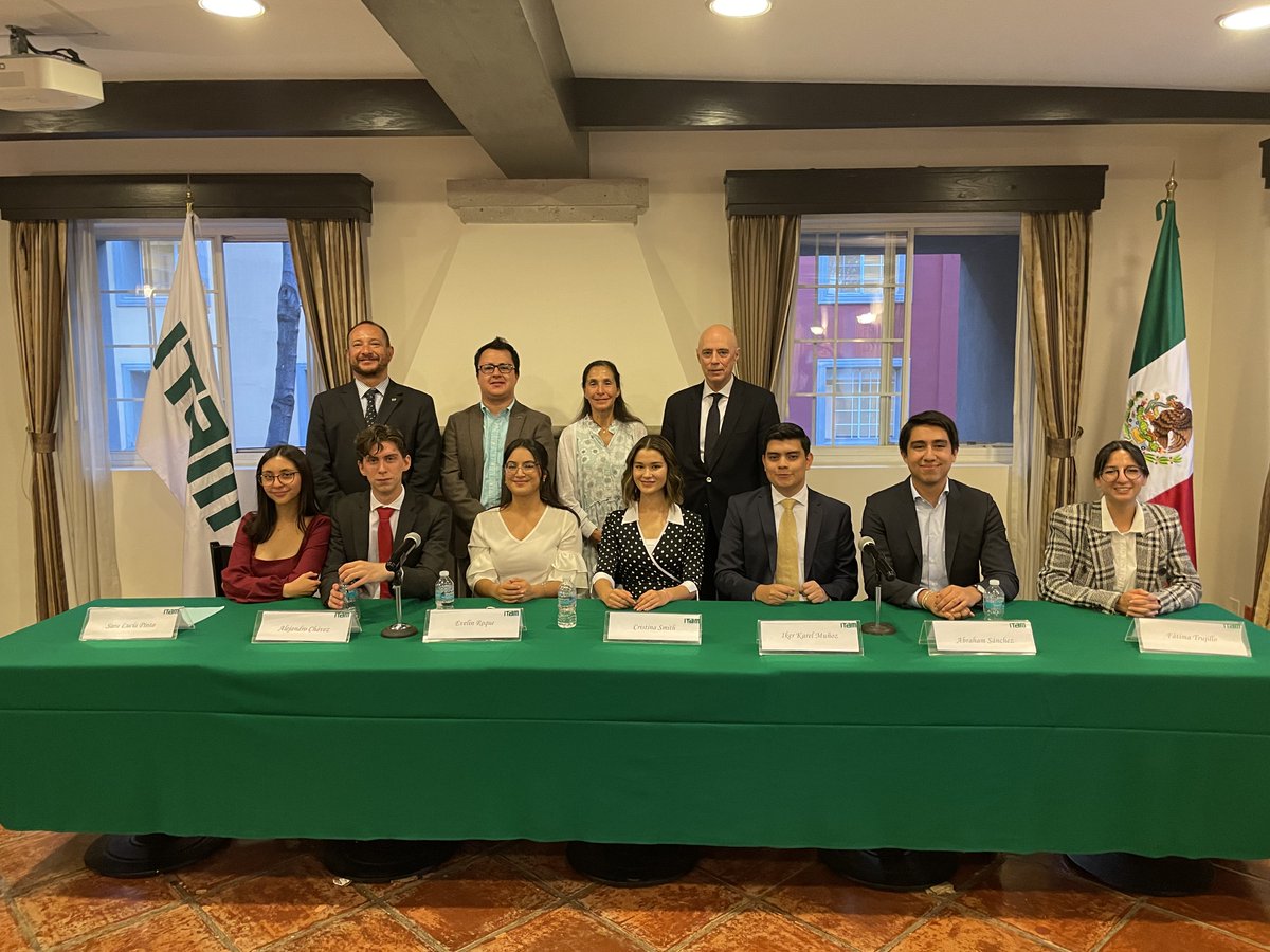 El Rector Fernández, <a href="/SofiaBarba/">Magdalena Barba</a> <a href="/eNateras/">6 Nateras 6</a> y yo les deseamos el mayor de los éxitos al <a href="/cuheitam/">CUHE</a> <a href="/ITAM_mx/">ITAM</a> en su renovación Otoño 2022.
Gran desempeño del equipo que concluyó su gestión.
Felicitaciones‼️