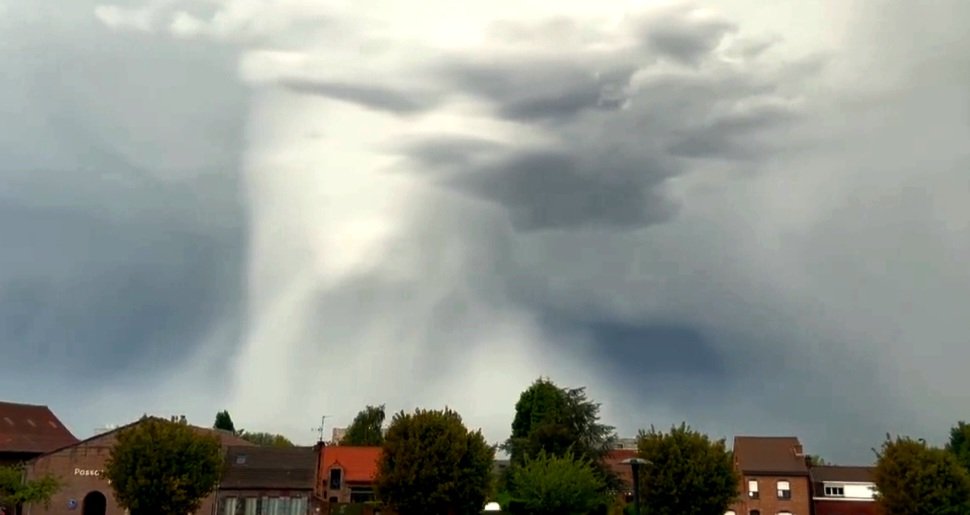 Multiples fortes rafales de vent entre #HautsdeFrance et #Champagne avec 90 à 100 km/h relevées par les stations au passage des #orages 