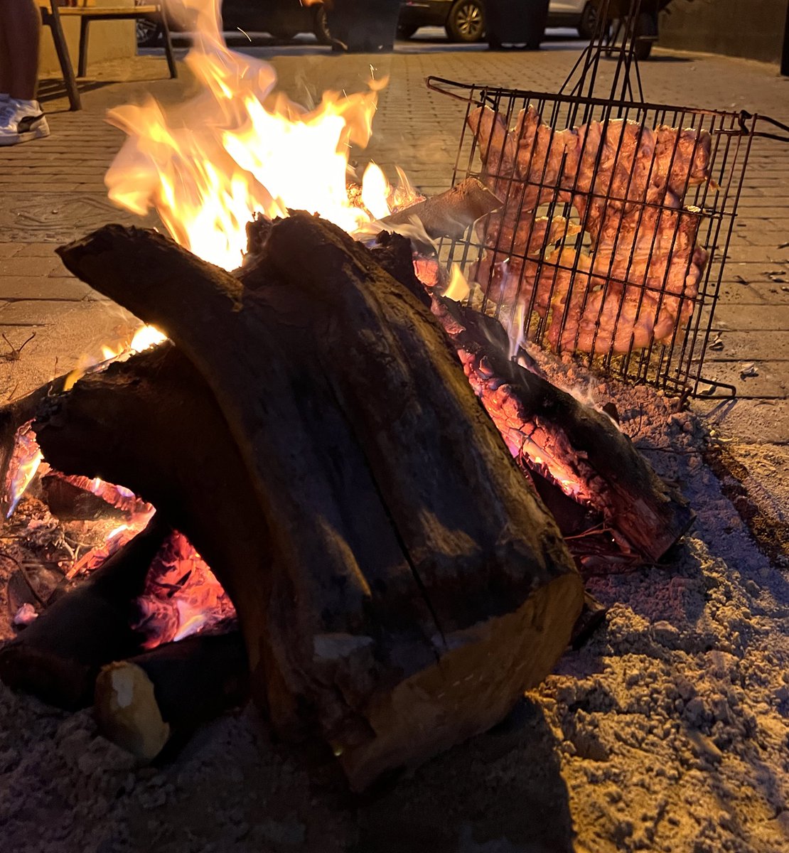 cesardura20's tweet photo. Hui tot un poble al voltant d’unes flames gaudint de la nostra tradició.
Il.lusió, germanor i festa és la nit de Xulla a Vila-real!
#FestesMDG #Tradició #Xulla https://t.co/wLnkjDehv3