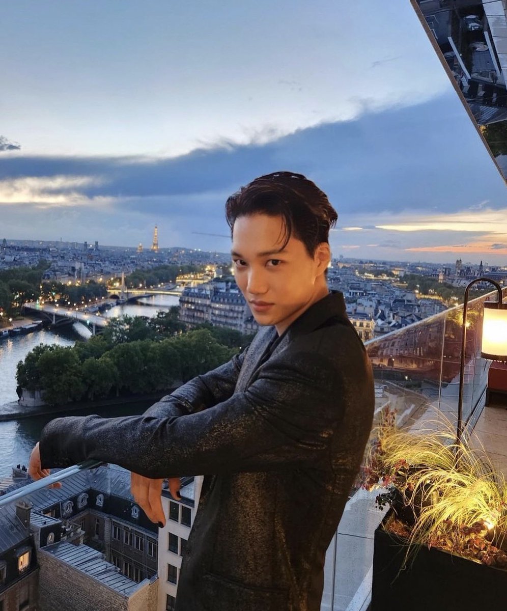 94KD93's tweet image. KAI at YSL Beauty party in Paris β¨ rocking the black manicure! #KAIxYSLBeauty