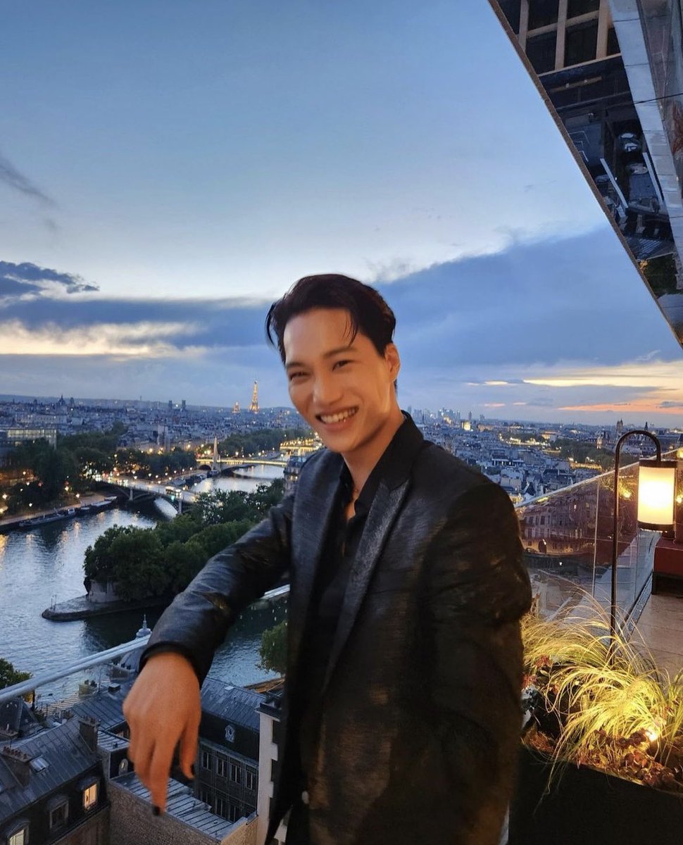 94KD93's tweet image. KAI at YSL Beauty party in Paris β¨ rocking the black manicure! #KAIxYSLBeauty
