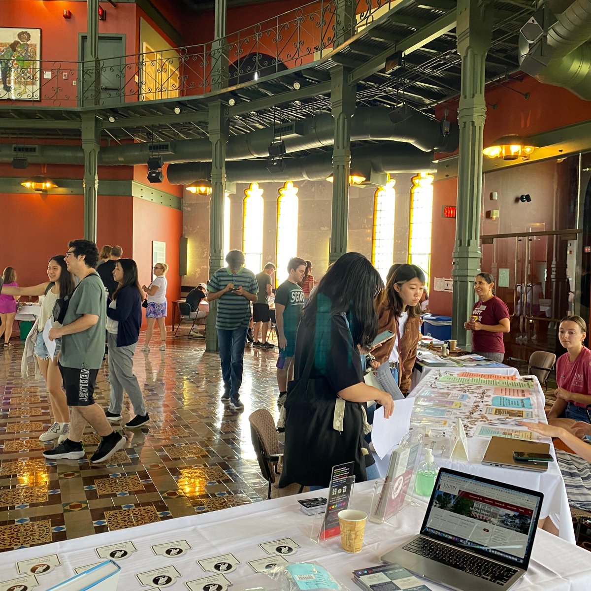 SchafferLibrary's tweet photo. Welcome first year students! We're so excited to have you.
The first two pics are from Sunday’s First Year Student Resource Fair. The other two photos are from the Seek and Find activity, where the library is one of the sites for the challenge.
#SchafferLibrary #UnionCollege https://t.co/O07KujARWJ