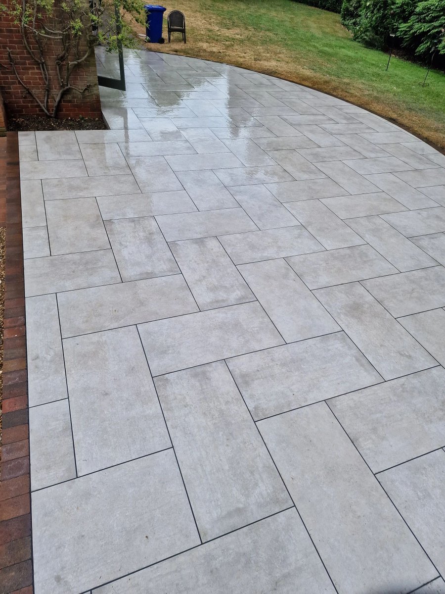 ProjectLandsca3's tweet image. Last month we laid this large 95m2 curved patio using Marshalls Motus 1.2m porcelain paving laid herringbone with a traditional tegula edge.
