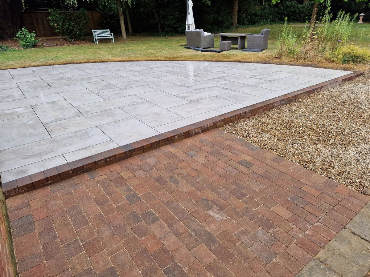 ProjectLandsca3's tweet image. Last month we laid this large 95m2 curved patio using Marshalls Motus 1.2m porcelain paving laid herringbone with a traditional tegula edge.