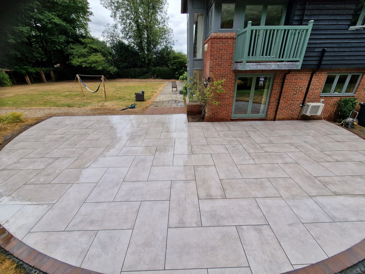 ProjectLandsca3's tweet image. Last month we laid this large 95m2 curved patio using Marshalls Motus 1.2m porcelain paving laid herringbone with a traditional tegula edge.