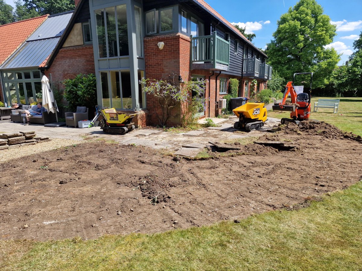 ProjectLandsca3's tweet image. Last month we laid this large 95m2 curved patio using Marshalls Motus 1.2m porcelain paving laid herringbone with a traditional tegula edge.