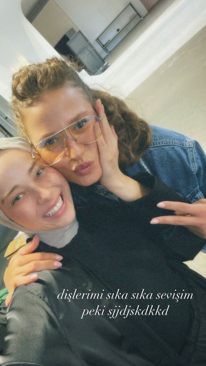 SerenaysLatam's tweet photo. 🆕️Nuevas fotos de Serenay Sarikaya con fans desde el set de la nueva sesión para #Mavi 🥰💙
#SerenaySarikaya #Maviicon https://t.co/B1fJIdgCeu