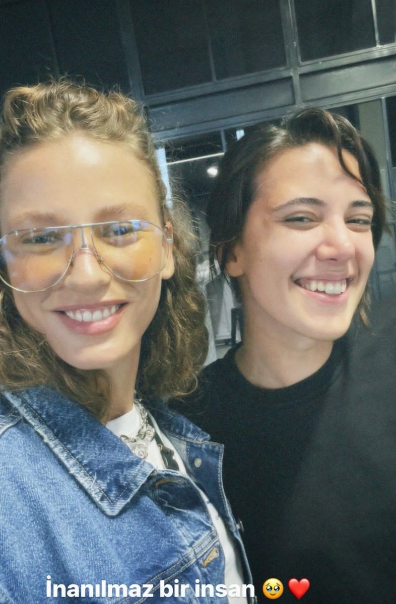 SerenaysLatam's tweet photo. 🆕️Nuevas fotos de Serenay Sarikaya con fans desde el set de la nueva sesión para #Mavi 🥰💙
#SerenaySarikaya #Maviicon https://t.co/B1fJIdgCeu