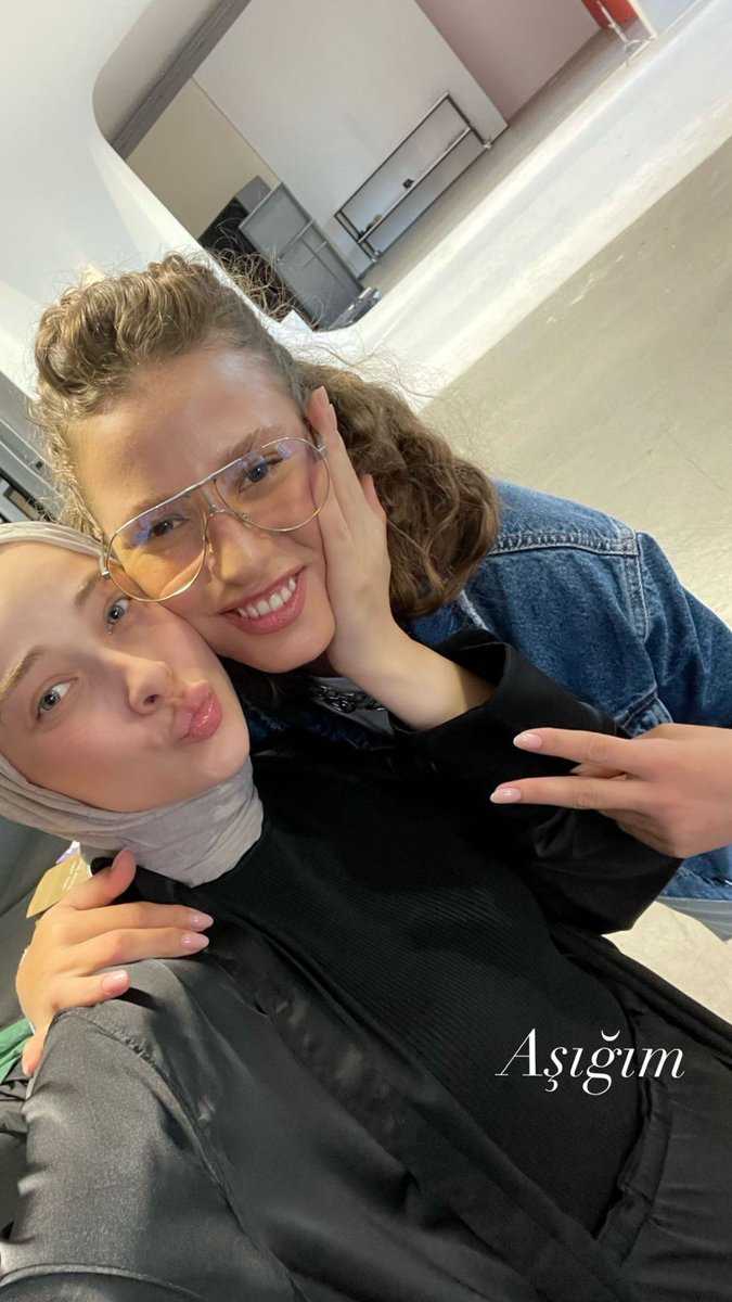 SerenaysLatam's tweet photo. 🆕️Nuevas fotos de Serenay Sarikaya con fans desde el set de la nueva sesión para #Mavi 🥰💙
#SerenaySarikaya #Maviicon https://t.co/B1fJIdgCeu