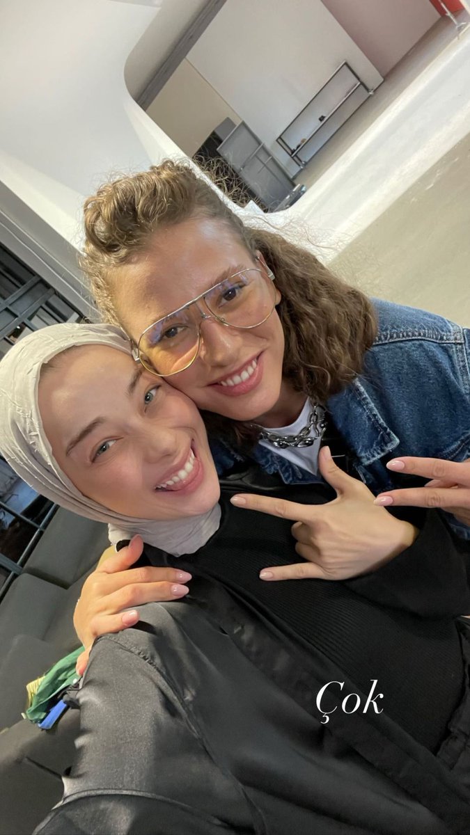 SerenaysLatam's tweet photo. 🆕️Nuevas fotos de Serenay Sarikaya con fans desde el set de la nueva sesión para #Mavi 🥰💙
#SerenaySarikaya #Maviicon https://t.co/B1fJIdgCeu