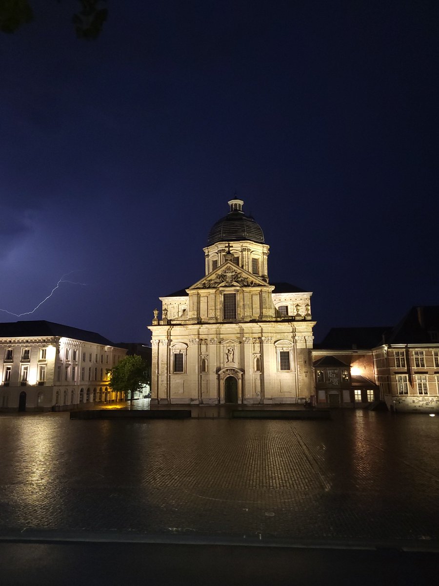 #SintPietersplein #Gent 

<a href="/MeteoWard/">Ward Bruggeman ⚡️</a> <a href="/frankdeboosere/">Frank Deboosere</a> <a href="/NoodweerBenelux/">NoodweerBenelux</a> <a href="/meteobenl/">KMI</a>
