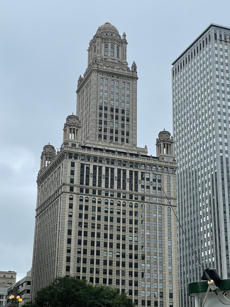 I’ve been to Chicago 50+ times at least and have never done the #architecture tour on the river. First time doing it over the weekend and loved it (despite the rain). 10/10 highly recommend!
