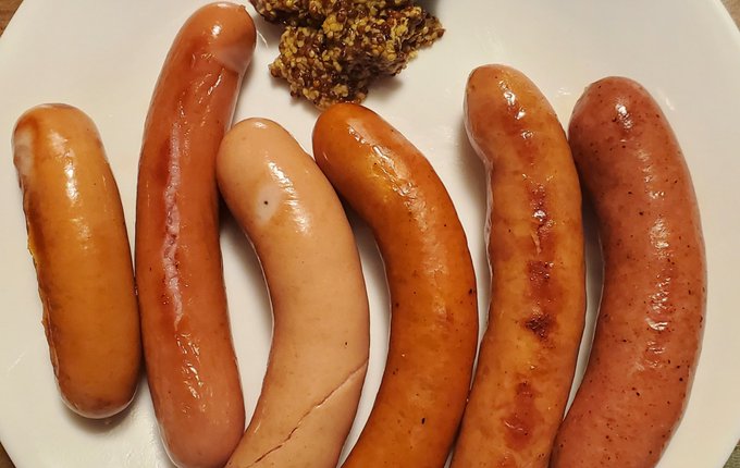 いろんな色と形の腸詰めソーセージ 