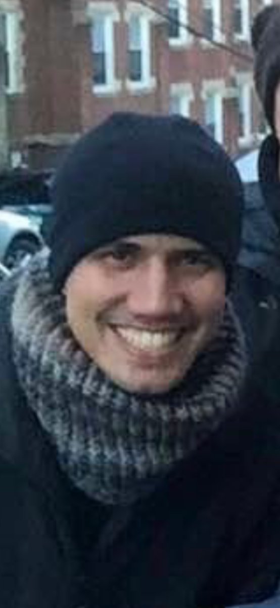 Ni con bufanda se ve elegante el mamarracho este roba cartuchos malandro roba oro