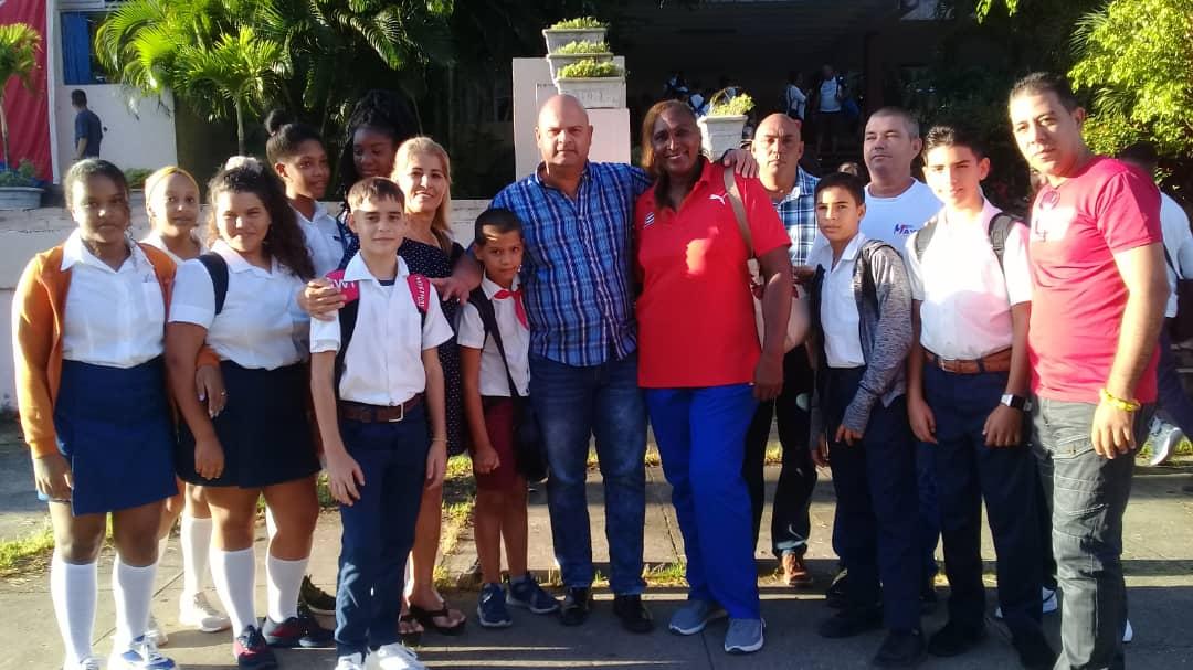 #Cuba de fiesta. #CubaEsAmor.
La alegría se adueña de aulas, escuelas, calles y hogares, es el reinicio del curso escolar. #CubaPorLaVida #CubaPorLaPaz