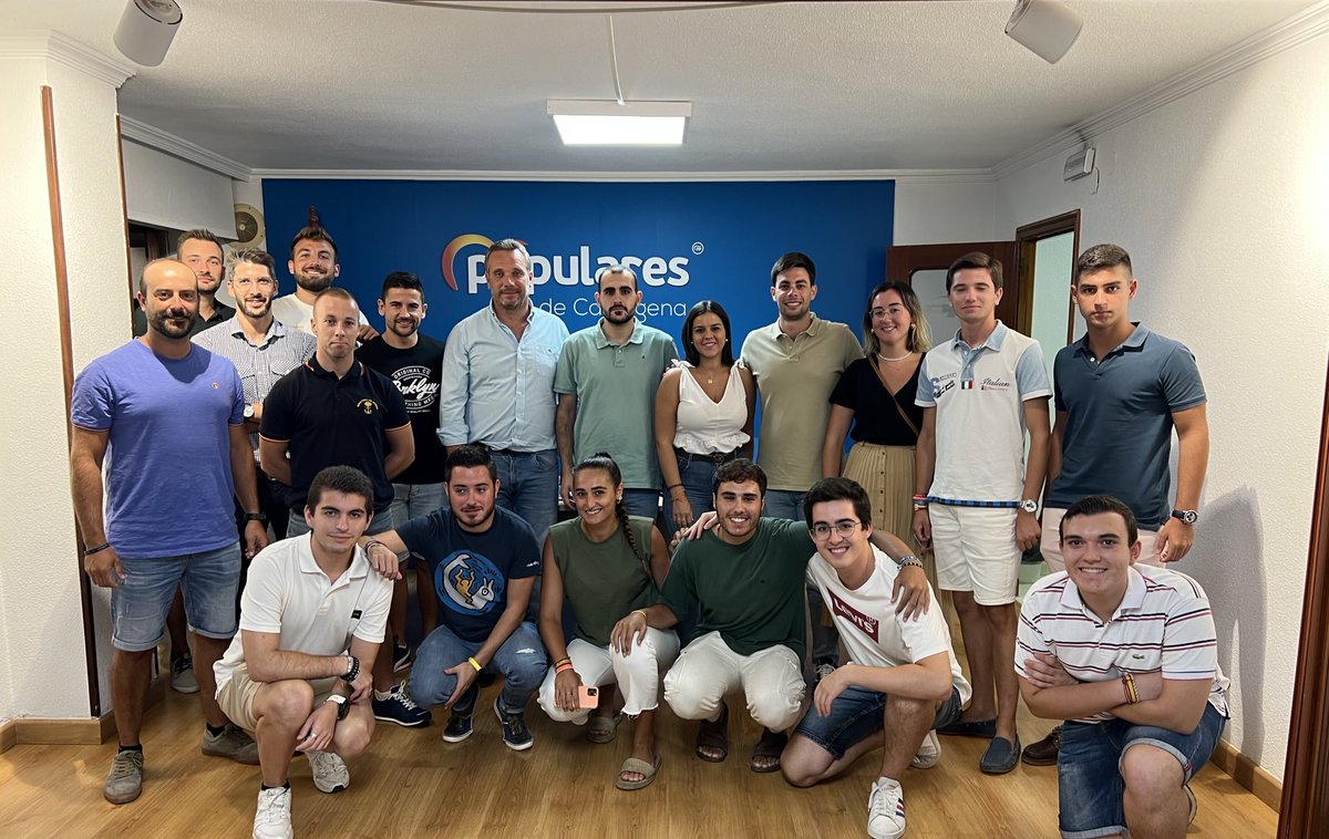 nnggcartagena's tweet photo. Iniciamos un curso político apasionante con el XIV Congreso de @NNGG_RM en el horizonte🚀

Nos ha acompañado @quinosegado 👨🏼‍🦱, presidente de @CartagenaPP, con el que hemos repasado la actualidad política📊

#ComprometidosConCT ✔️ https://t.co/r1NZqu2QM9