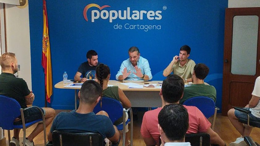 nnggcartagena's tweet photo. Iniciamos un curso político apasionante con el XIV Congreso de @NNGG_RM en el horizonte🚀

Nos ha acompañado @quinosegado 👨🏼‍🦱, presidente de @CartagenaPP, con el que hemos repasado la actualidad política📊

#ComprometidosConCT ✔️ https://t.co/r1NZqu2QM9