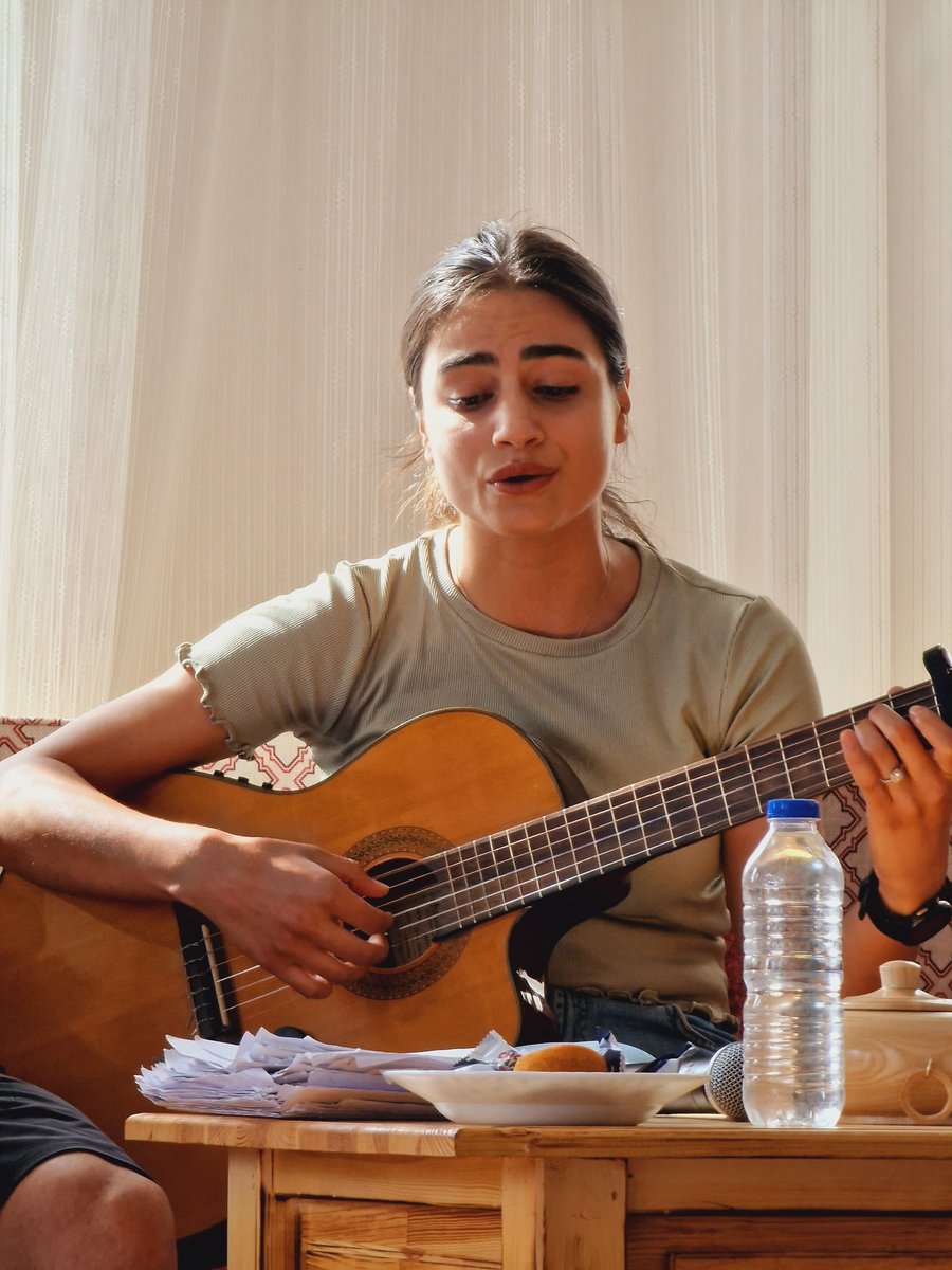 GSB_YesilliGM's tweet photo. #MerkezimdeBuYaz faaliyetleri kapsamında Nida Düzgün hocamız ve  Gönüllü Gençlerimizle birlikte müzik dinletisi etkinliğini gerçekleştirdik.          
🎸🎶
@kasapoglu 
@gencliksporbak 
@GSBgenclik https://t.co/sAt4Li3nYF
