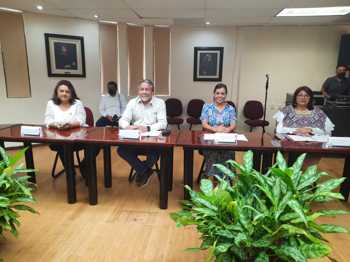 DocAContreras's tweet photo. Tuve la oportunidad de acompañar al Gobernador @CarlosJoaquin en dos importantes eventos en  @uqroo_mx :
Un reconocimiento por su apoyo para lograr la autonomía de nuestra universidad y la firma  del Convenio para la Atención de la Violencia en contra de las Mujeres. https://t.co/71t2mfMoPs