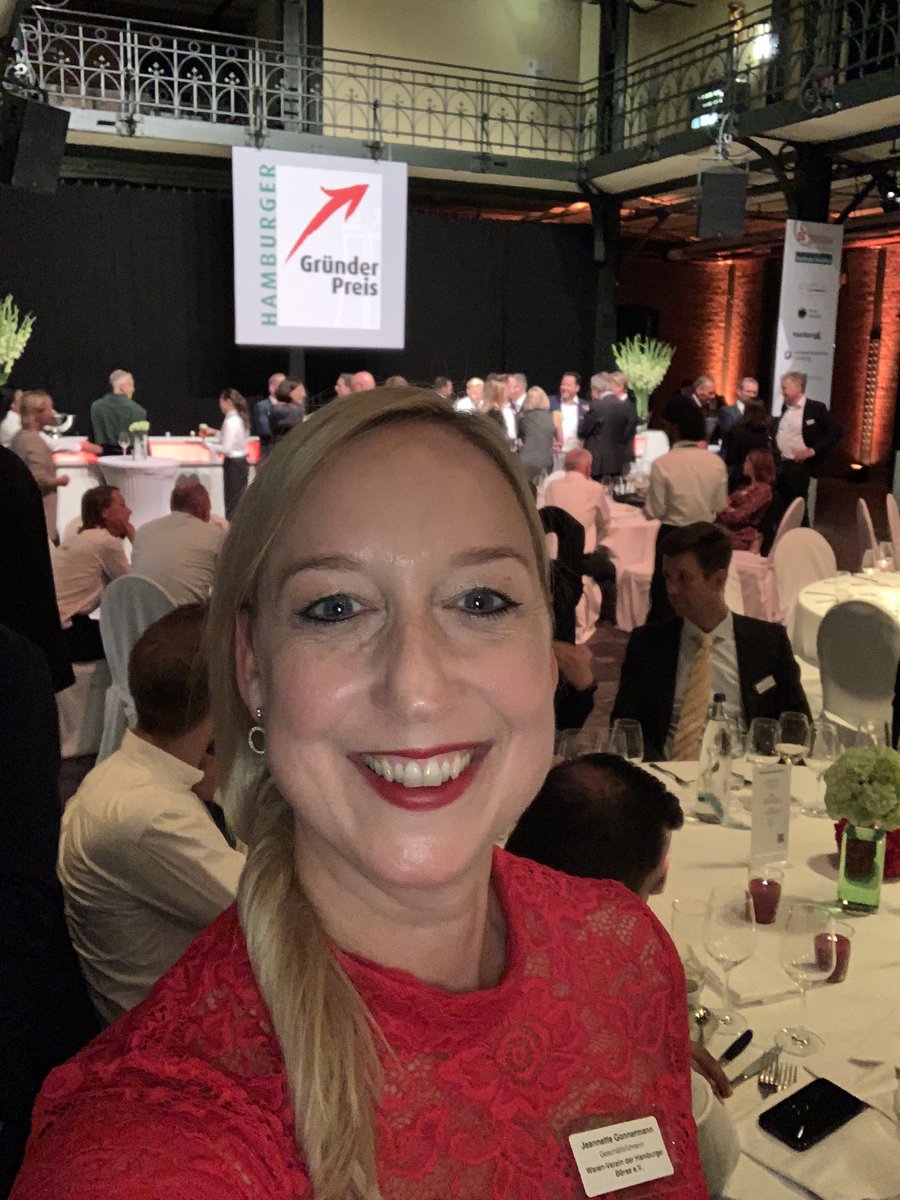 waren_e's tweet photo. Der #warenverein live dabei beim Hamburger Gründerpreis 2022! Gratulation insbesondere an #traceless. Eine solche Verpackungsalternative ist auch für die Lebensmittelbranche mehr als attraktiv. 
#warenverein #innovation #netzwerken #neueideenbrauchenwir #frauenpower https://t.co/7OljjTyJ5u
