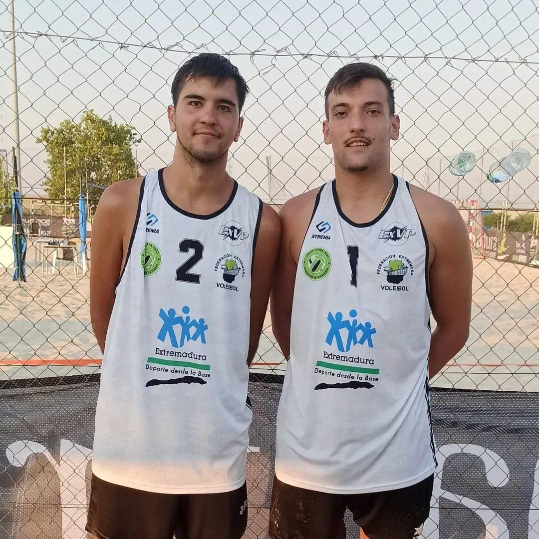 advoleibolmiaja's tweet photo. 🟩🟩 Carlos Javier y David Pilo se alzan con el circuito extremeño de Voley Playa.
Desde el Ad Voleibol Miajadas felicitaros por este logro, ahora toca ponerse a punto en la pista. 
¡¡ Enhorabuena !!

#advm #diputaciondecaceres #fjyd #ayuntamientodemiajadas #grupolauraotero https://t.co/8KRPhf4TQH