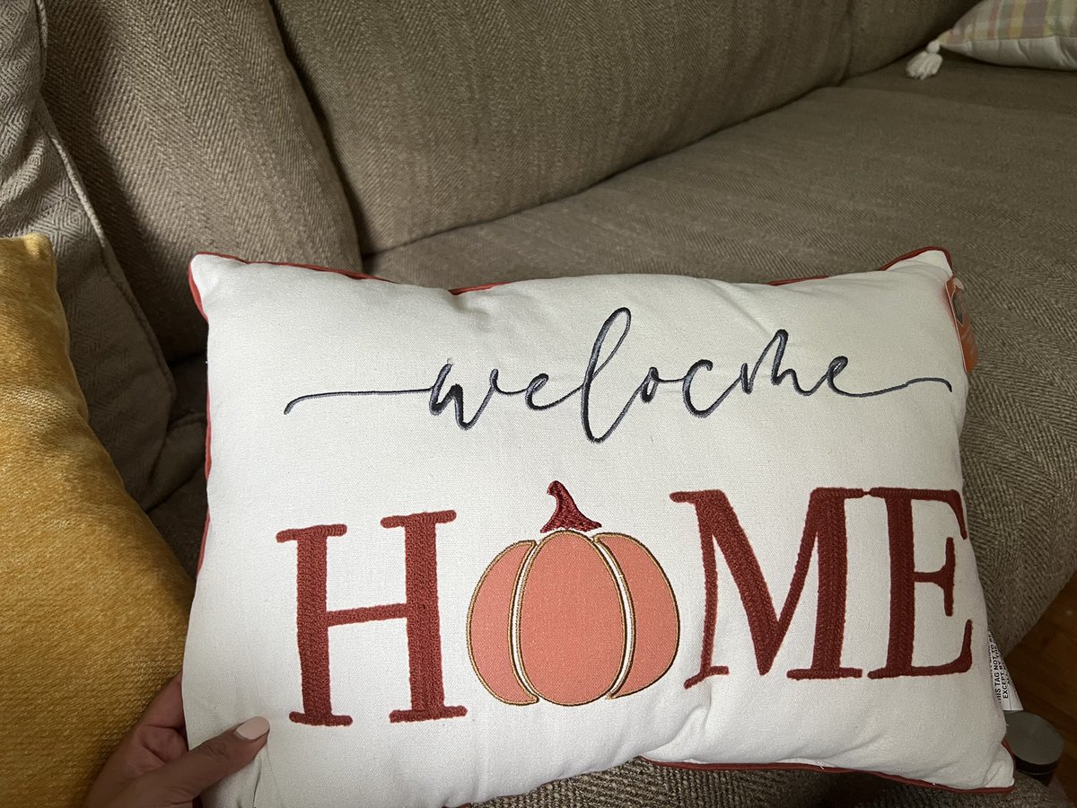 _anniD's tweet photo. Was so excited to begin decorating for Fall and got a few pillows from @BJsWholesale but it’s spelled wrong, I guess no one double checked the final product🥲 https://t.co/TaQuSuReAl