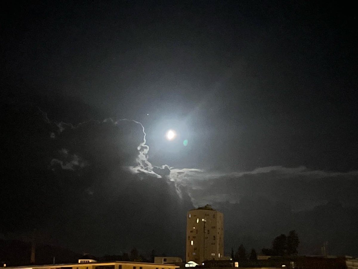 shloobee's tweet photo. A fine black cloud and the moon. Couldn’t capture how sinister it was! #Cloud #Moon #NightCloud #Fribourg #Perolles #Switzerland #FribourgRegion https://t.co/9jM2poesaC