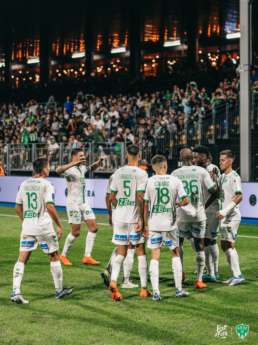 ASSEofficiel's tweet photo. 🥺 Inscrire son premier but avec les grands, maillot de son club de cœur sur les épaules et devant son parcage...  

#GénérationVerte 💚👏 https://t.co/aYVzzmYBGv