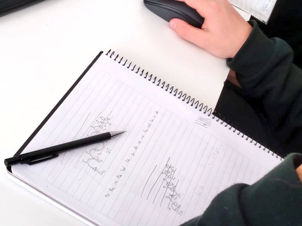 Creación musical en grupo. Aplicando la notación tradicional con los elementos nuevos del lenguaje musical, obteniendo así una composición con características complejas sonoras que además podemos escuchar. Para ello se utiliza un programa específico.