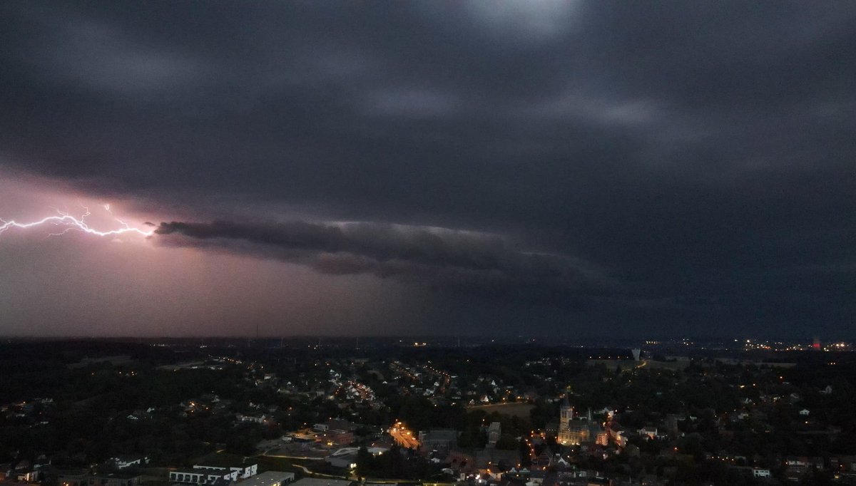 SamHanot's tweet photo. #onweer boven #sintpietersleeuw #halle #alsemberg #vrtweer #orage #bliksem https://t.co/jTUG8geSzf