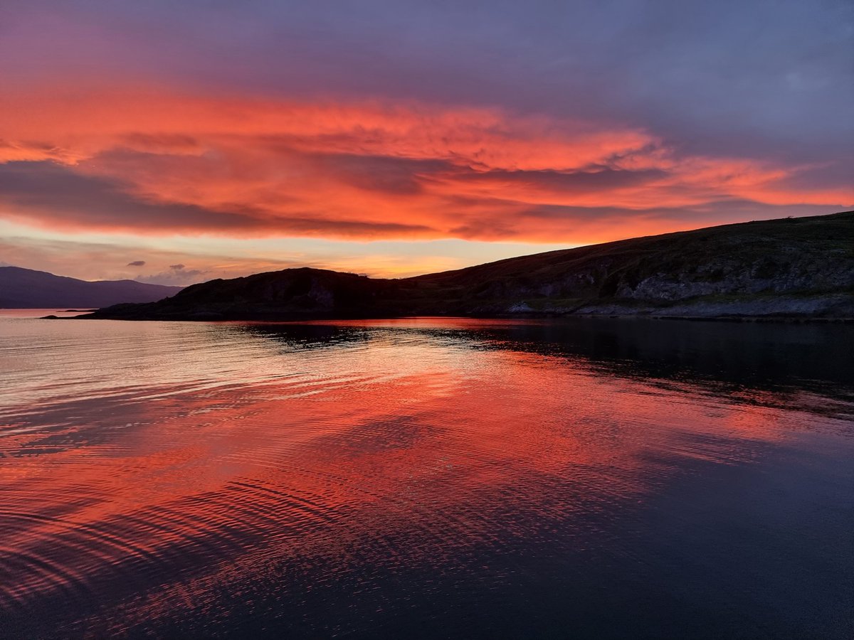 An amazing sunset from @TheMajesticLine Glen Shiel ⚓️ at Bernera Bay, Lismore on the final night of this cruise from Kirkwall to @obanharbour  #sunset #scottishcruising #scottishscenery #smallshipcruising @shipmonk @OrkneyHarbours @TartanFettered