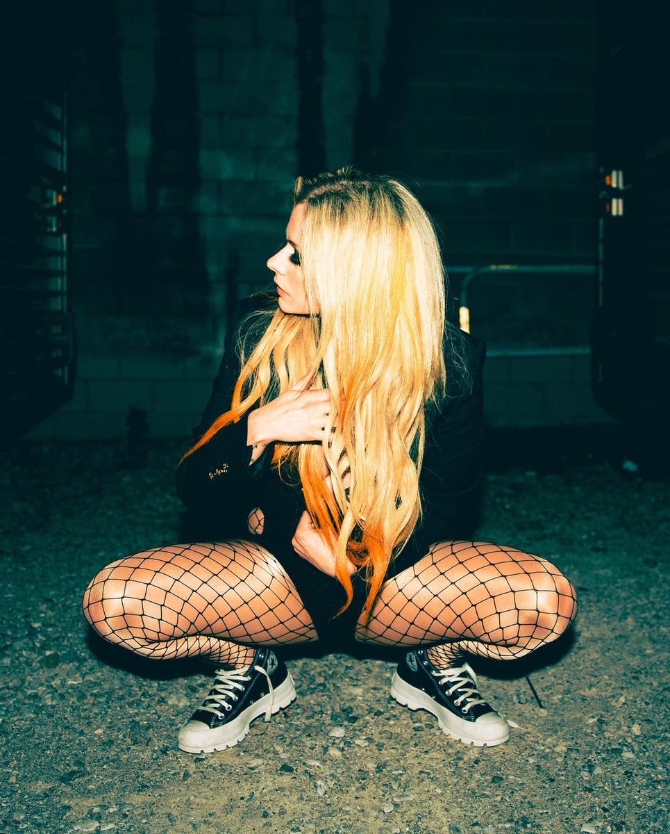 AvrilPhotos1's tweet photo. Musa da Versace!! Avril Lavigne via Instagram, usando peças da grife Versace. https://t.co/CXsFSEReA3