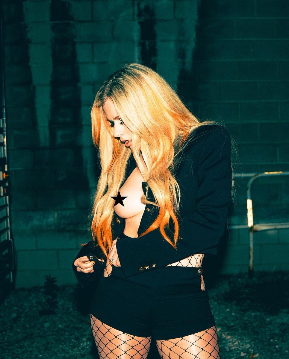 AvrilPhotos1's tweet photo. Musa da Versace!! Avril Lavigne via Instagram, usando peças da grife Versace. https://t.co/CXsFSEReA3
