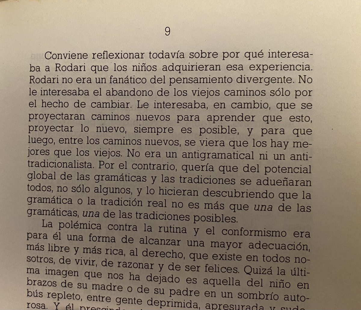 rafael_zaa's tweet photo. “Rodari no era un fanático del pensamiento divergente. No le interesaba el abandono de los viejos caminos solo por el hecho de cambiar. Le interesaba, en cambio, que se proyectaran caminos nuevos para aprender que esto, proyectar lo nuevo, siempre es posible…”. Tullio de Mauro https://t.co/xQCfD5NCqO