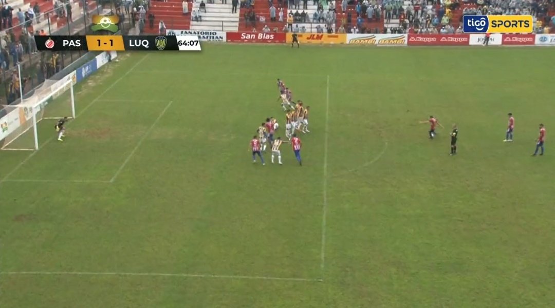 Ricardo Solis, jugador de Pastoreo, estaba adelantado en el momento del primer remate. Debió ser anulado el gol