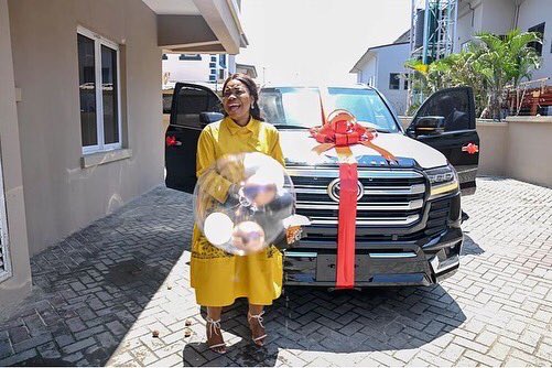 jesusplugtv's tweet photo. JUST IN: MERCY CHINWO BLESSED GETS CAR GIFT FROM HUSBAND
Marry the right person o!
GOD ABEG OOO!🙏🏽
#HappyBirthday #MercyChinwo #PastorBlessed #JesusPlug #Love #GospelUnion #Gifts #BirthdayGifts #presents https://t.co/3tWafeRzHo
