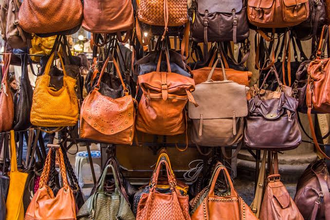 Raghav8171's tweet photo. Grand bazaar was originally built as a commercial center for artisans and goldsmiths, but eventually became a marketplace for every type of good imaginable, from spices to leather goods.

#grandbazaar #istanbul #turkey  #leathergoods #turkeytourism https://t.co/3dBAOeCfx6