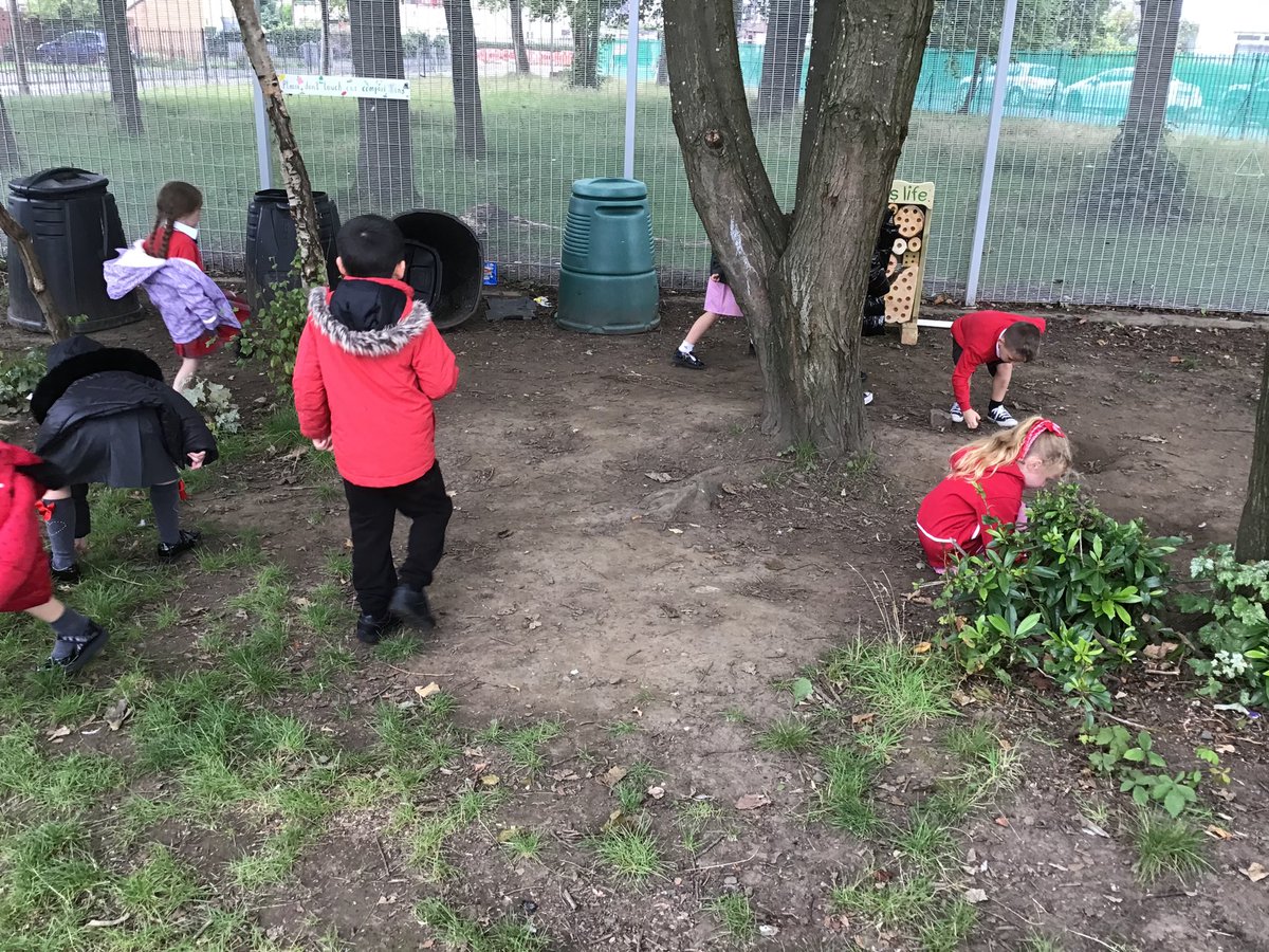 MrsRiceTeacher's tweet photo. More fun and collaborative learning during our Hear Say Play Write focus of “Room on the Broom”. The children gather materials from the environment to recreate key objects from the story #HearSayPlayWrite #ClydePlay #ClydeLiteracy #ClydeOutdoor @ClydePrimary @WightLea https://t.co/IolYWildhH