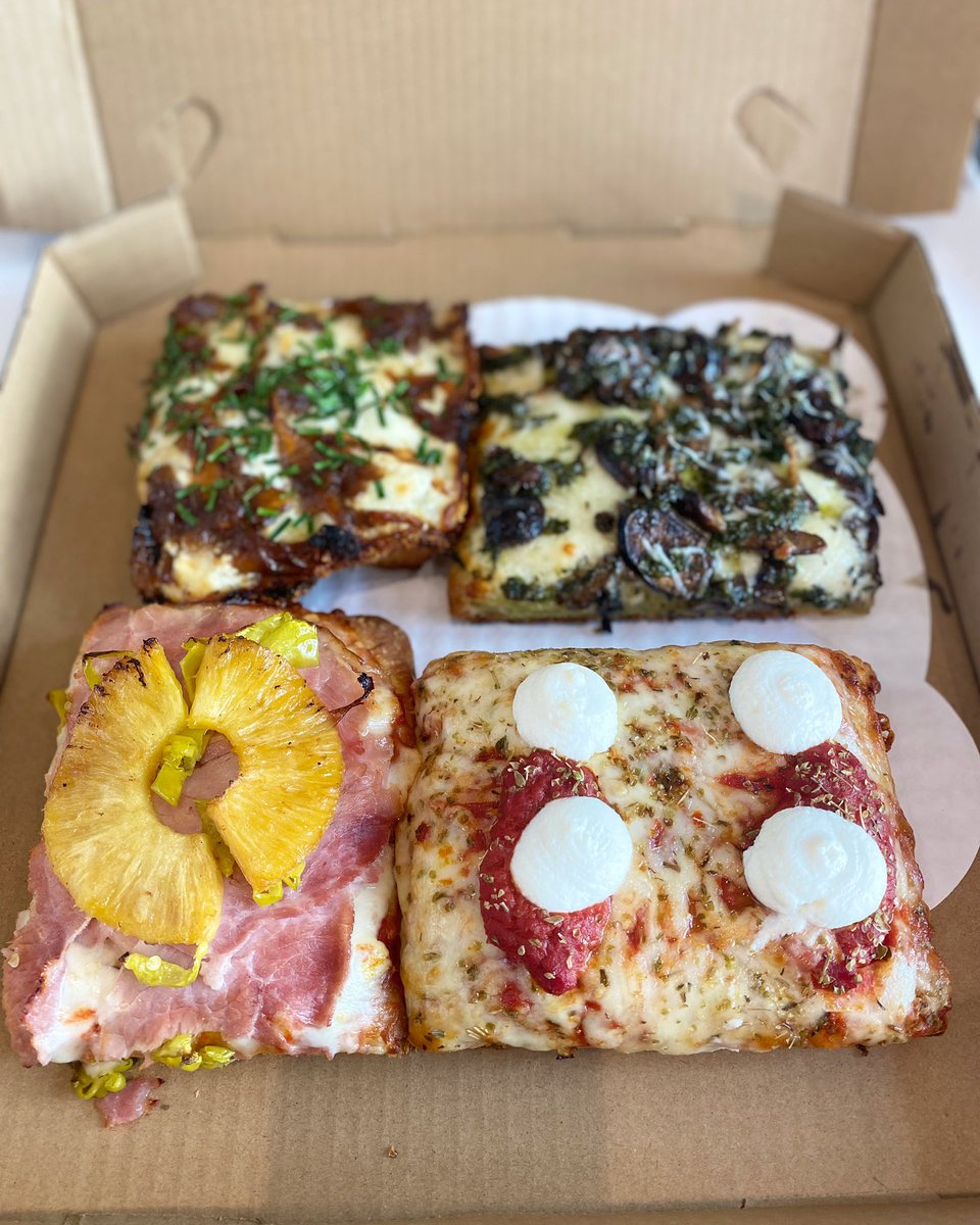 Which #slice are you eating first? #Hawaiian 🍍 #Cheese 🧀  #CaramelizedOnion 🧅 or #Mushroom #Pesto 🌱? 🤔 Decisions! 🙌🏻😛