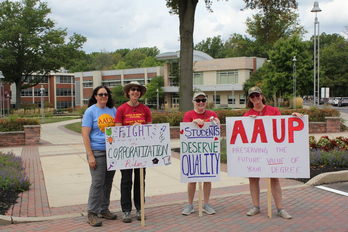 RIDER_AAUP's tweet photo. Day 2 of picketing at #RiderUniversity. Thank you to the many students who joined in to support the faculty and staff! #AAUP #AFT https://t.co/RWfIaZ8kIT