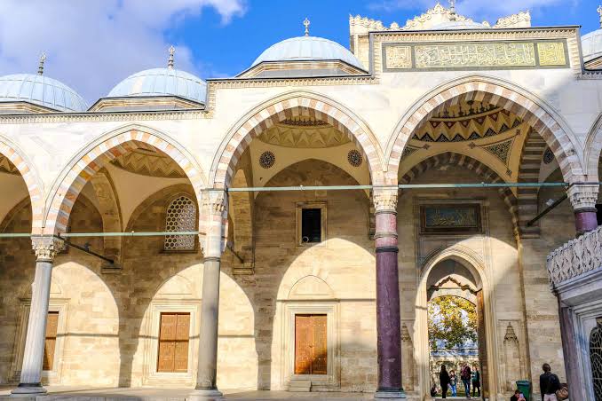 Raghav8171's tweet photo. The bazaar was originally built as an Ottoman trading center along with a social complex that included a mosque and medical school.

#grandbazaar #istanbul #turkey #turkeytourism #medicalschool #mosque https://t.co/xztNs1EqxJ