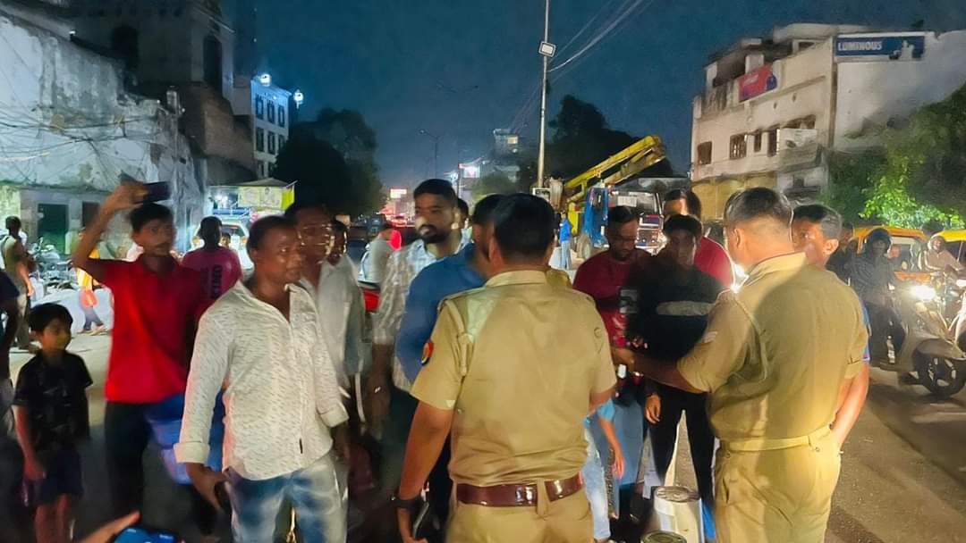 AniketDhanuk_'s tweet photo. राजधानी लखनऊ के लाल कुआं क्षेत्र में पिछले 1 हफ्ते से धानुक समाज की बस्ती में पानी नहीं आ रहा है कारण जातिवादी मानसिकता के कर्मचारियों ने वहां की पानी की पाइप लाइन को हटाकर दूसरे एरिया में शिफ्ट कर दिया है जिसके चलते आज समाज के लोगों ने सड़क पर आकर विरोध प्रदर्शन किया @AdminLKO https://t.co/wsRE0jNTxV